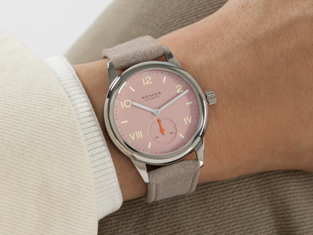 Nomos Glashütte Club Campus Full Rose Handaufzug Edelstahl 36mm rosa Zifferblatt beiges Lederband Stahlboden am Handgelenk