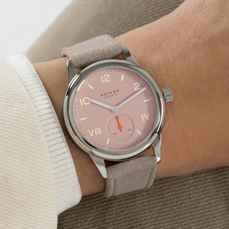 Nomos Glashütte Club Campus Full Rose Handaufzug Edelstahl 36mm rosa Zifferblatt beiges Lederband Stahlboden am Handgelenk