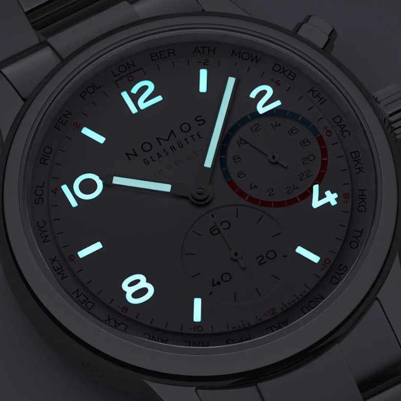 Nomos Glashütte Club Sport neomatik Weltzeit Automatik Edelstahl 40mm Leucht-Zifferblatt