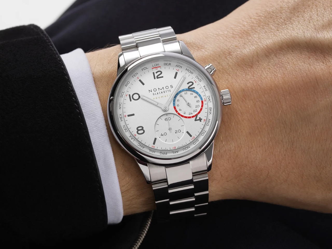 Nomos Glashütte Club Sport neomatik Weltzeit Automatik Edelstahl 40mm weißes Zifferblatt Metallband am Handgelenk