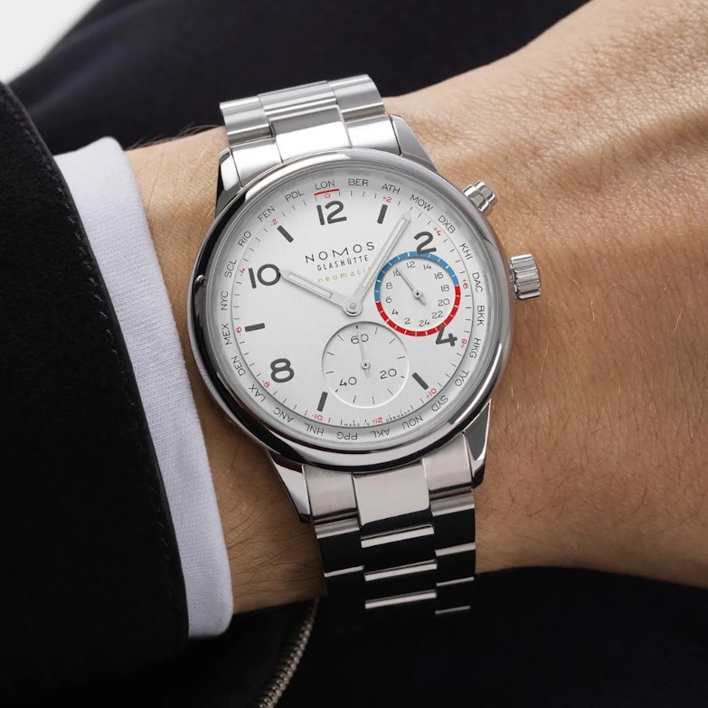 Nomos Glashütte Club Sport neomatik Weltzeit Automatik Edelstahl 40mm weißes Zifferblatt Metallband am Handgelenk