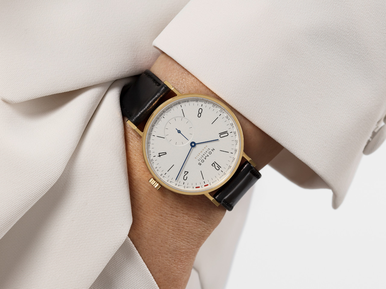 Nomos Glashütte Tangente Gold neomatik 38 Update Automatik Edelstahl 38mm weißes Zifferblatt schwarzes Lederband am Handgelenk