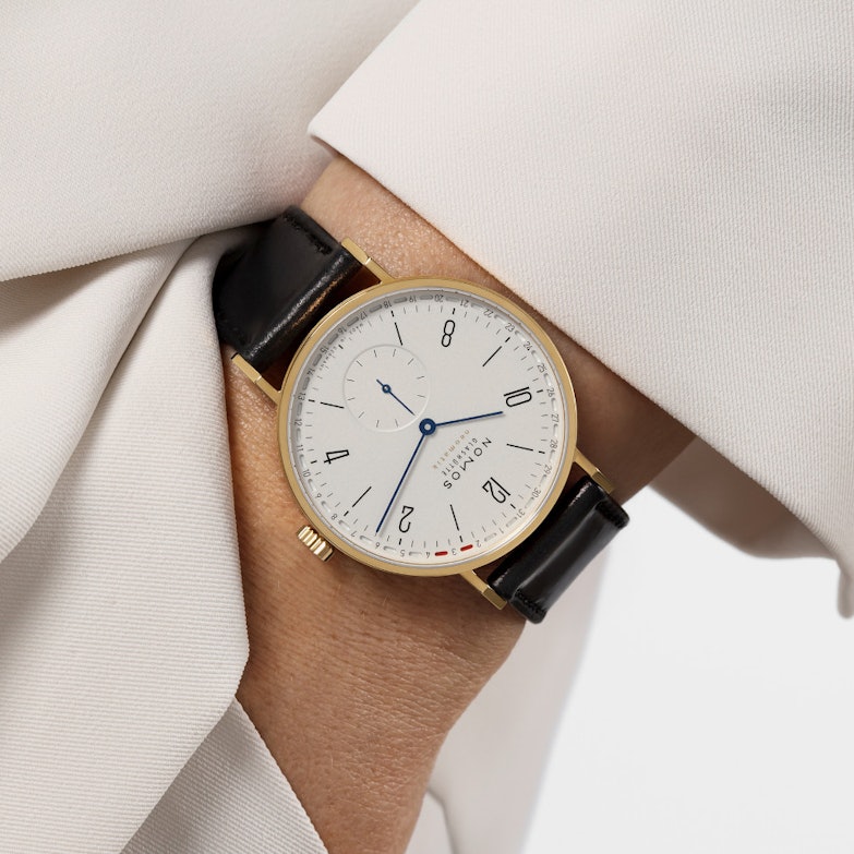 Nomos Glashütte Tangente Gold neomatik 38 Update Automatik Edelstahl 38mm weißes Zifferblatt schwarzes Lederband am Handgelenk