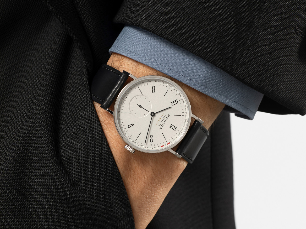 Nomos Glashütte Tangente neomatik 38 Update Automatik Edelstahl 38mm weißes Zifferblatt schwarzes Lederband am Handgelenk