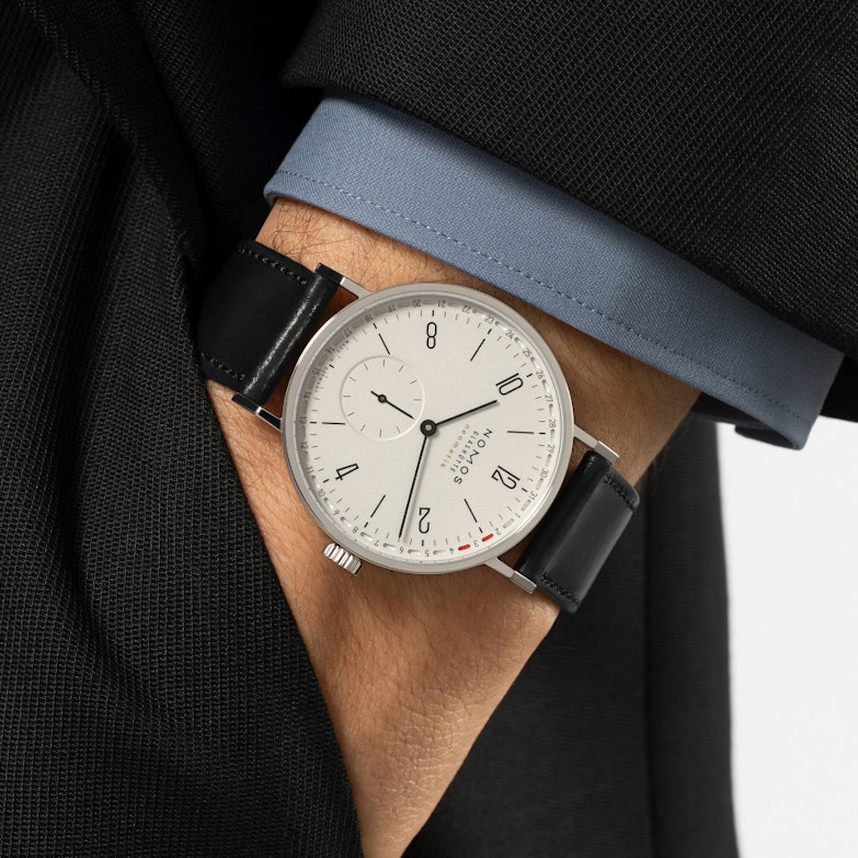 Nomos Glashütte Tangente neomatik 38 Update Automatik Edelstahl 38mm weißes Zifferblatt schwarzes Lederband am Handgelenk
