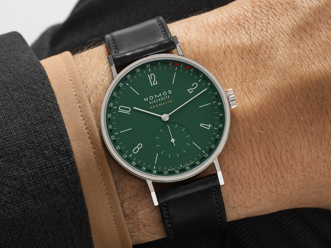 Nomos Glashütte Tangente neomatik 38 Update Waldgrün Automatik Edelstahl 38mm grünes Zifferblatt schwarzes Lederband am Handgelenk