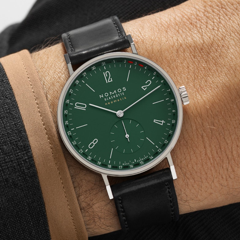 Nomos Glashütte Tangente neomatik 38 Update Waldgrün Automatik Edelstahl 38mm grünes Zifferblatt schwarzes Lederband am Handgelenk