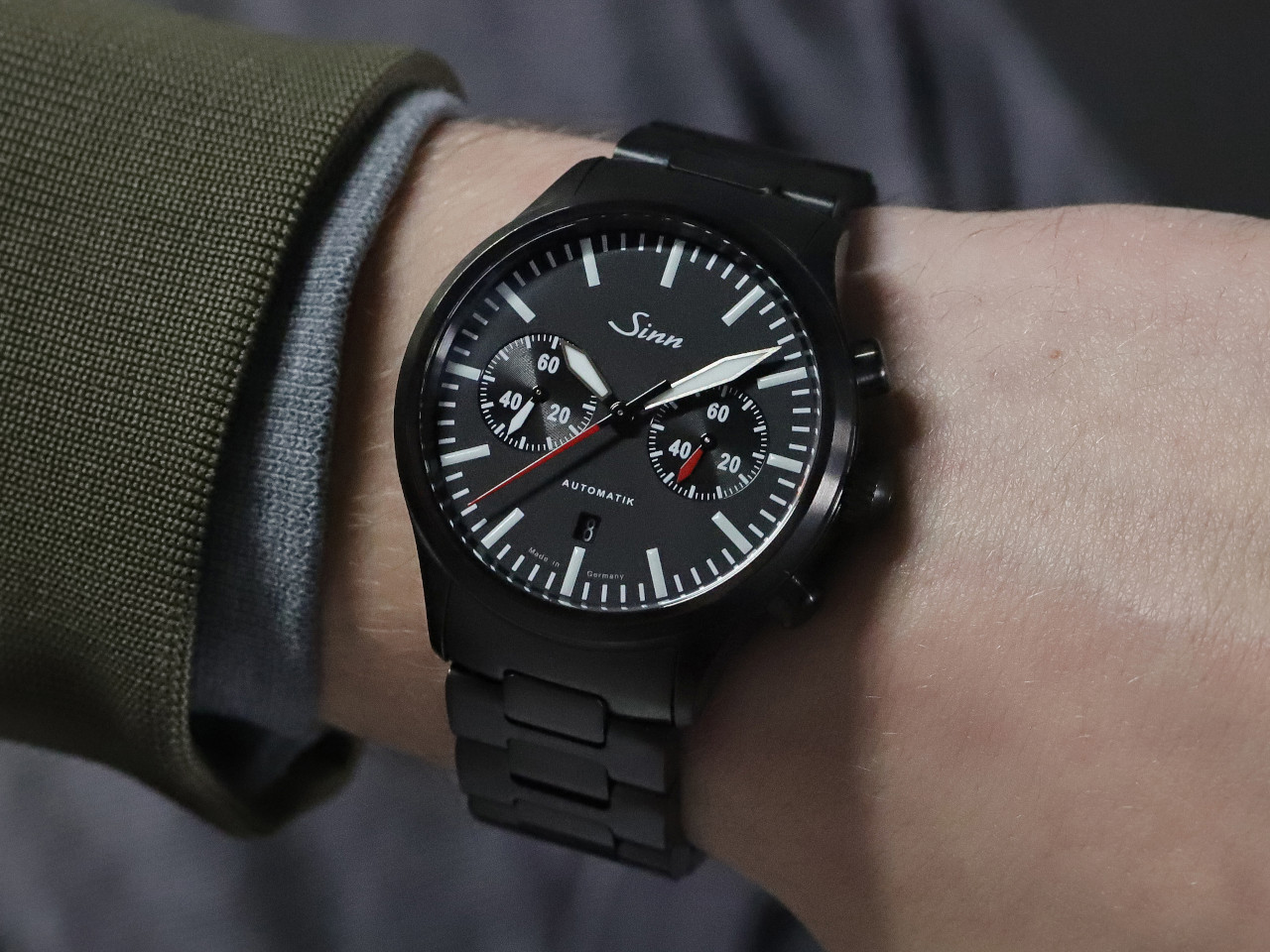 Sinn Spezialuhren 936 S Chronograph Automatik Edelstahl Schwarz-DLC 43mm schwarzes Zifferblatt schwarzes Lederband und Metallband limitiert am Handgelenk