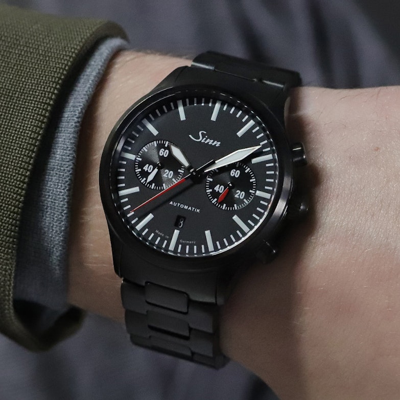 Sinn Spezialuhren 936 S Chronograph Automatik Edelstahl Schwarz-DLC 43mm schwarzes Zifferblatt schwarzes Lederband und Metallband limitiert am Handgelenk