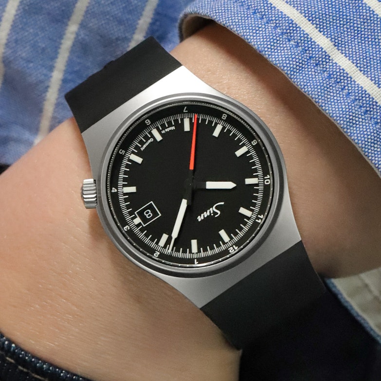 Sinn Spezialuhren 544 RS Automatik Edelstahl 38,5mm schwarzes Zifferblatt schwarzes Kautschukband am Handgelenk