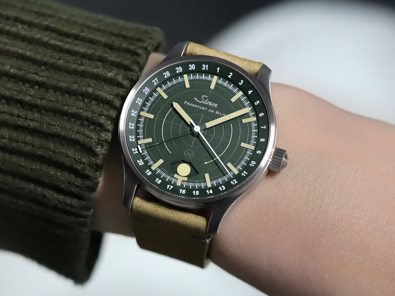 Sinn Spezialuhren 308 Jagduhr Automatik Edelstahl 40mm grünes Zifferblatt braunes Lederband am Handgelenk