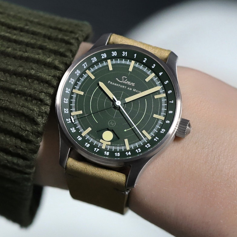 Sinn Spezialuhren 308 Jagduhr Automatik Edelstahl 40mm grünes Zifferblatt braunes Lederband am Handgelenk