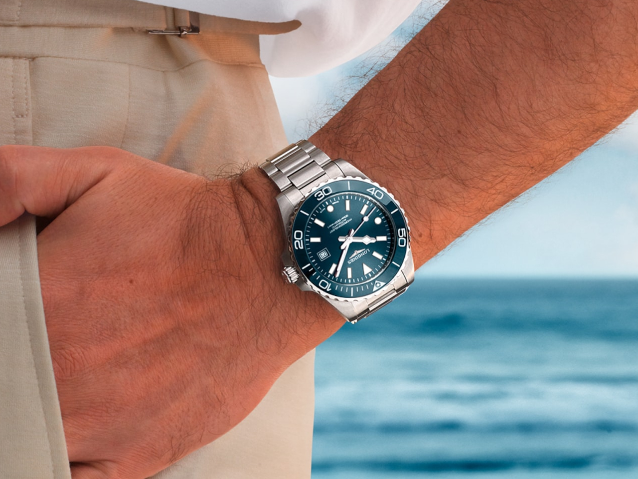 Longines HydroConquest Automatik Edelstahl 42mm blaues Zifferblatt Metallband am Handgelenk