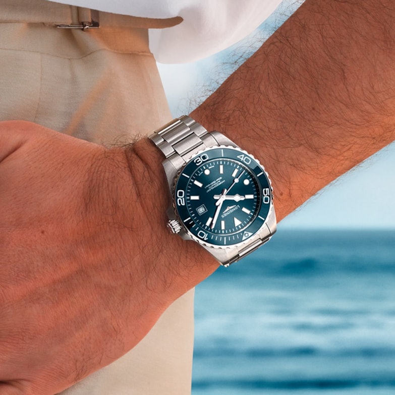 Longines HydroConquest Automatik Edelstahl 42mm blaues Zifferblatt Metallband am Handgelenk