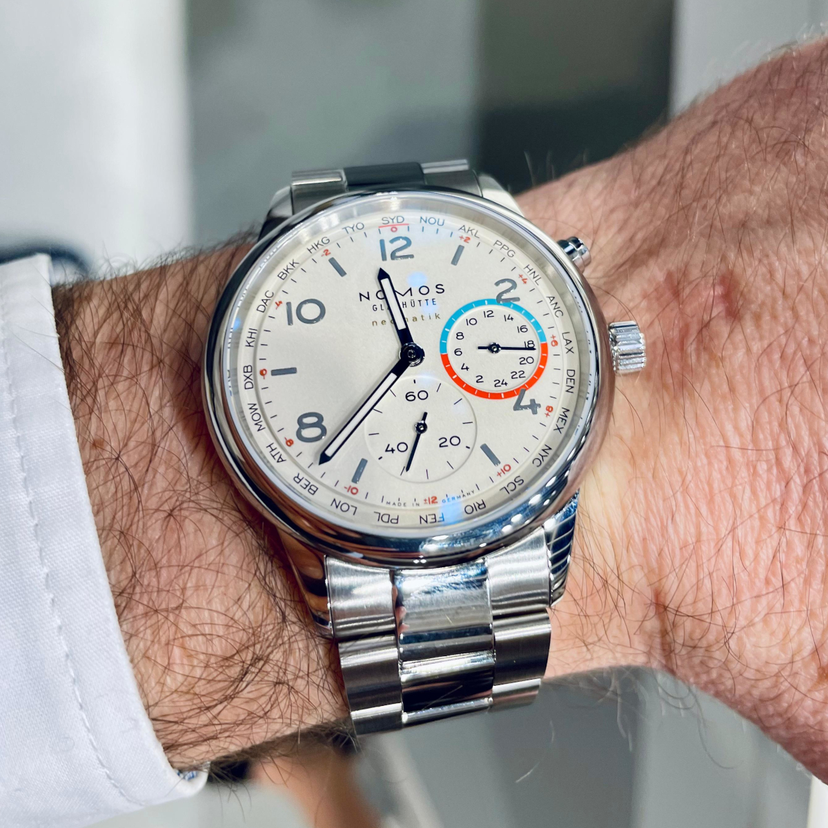 Juwelier Roller - Watches & Wonders 2026 | Nomos Club Sport neomatik Weltzeit Weiß