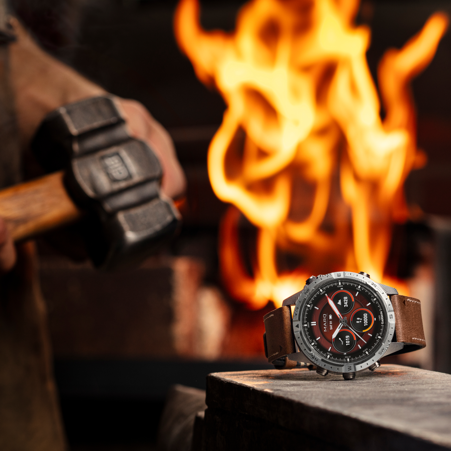 Garmin MARQ Adventurer mit braunem Lederband