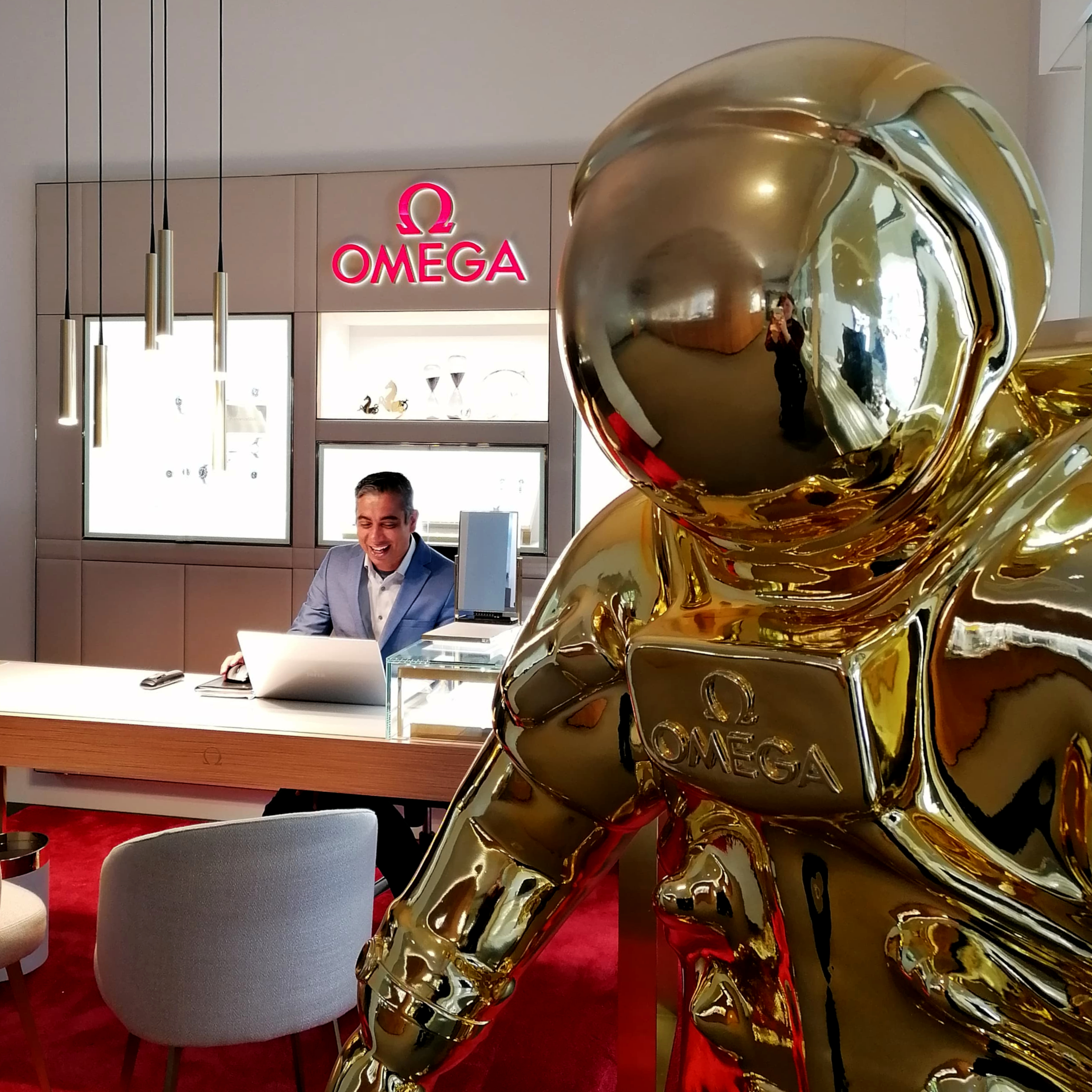 Omega Astronaut vor der Omega Lounge