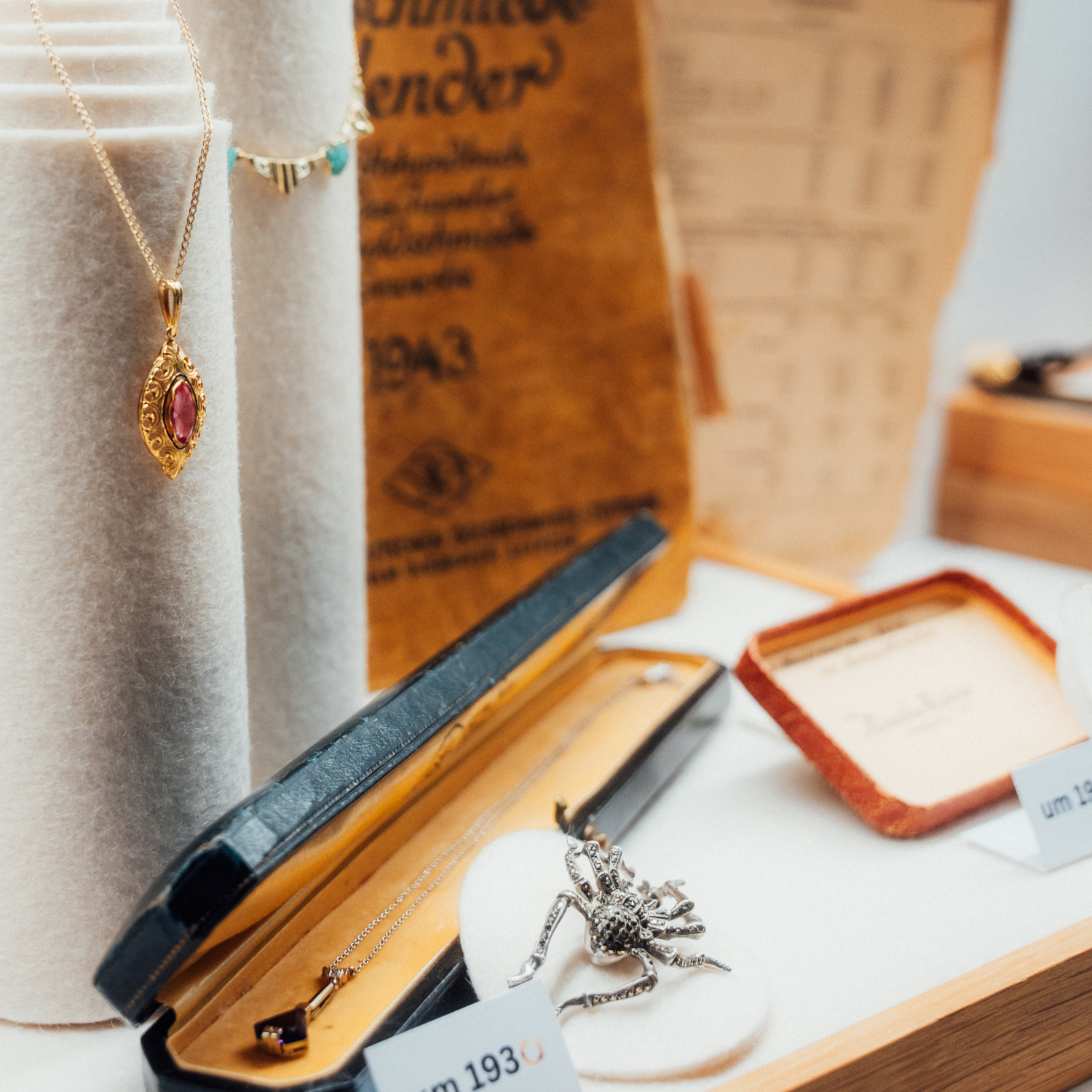 Event 40 Jahre Niessing Schnur | Historischer Ansteckschmuck