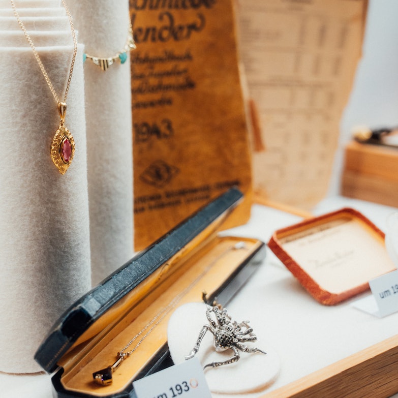 Event 40 Jahre Niessing Schnur | Historischer Ansteckschmuck