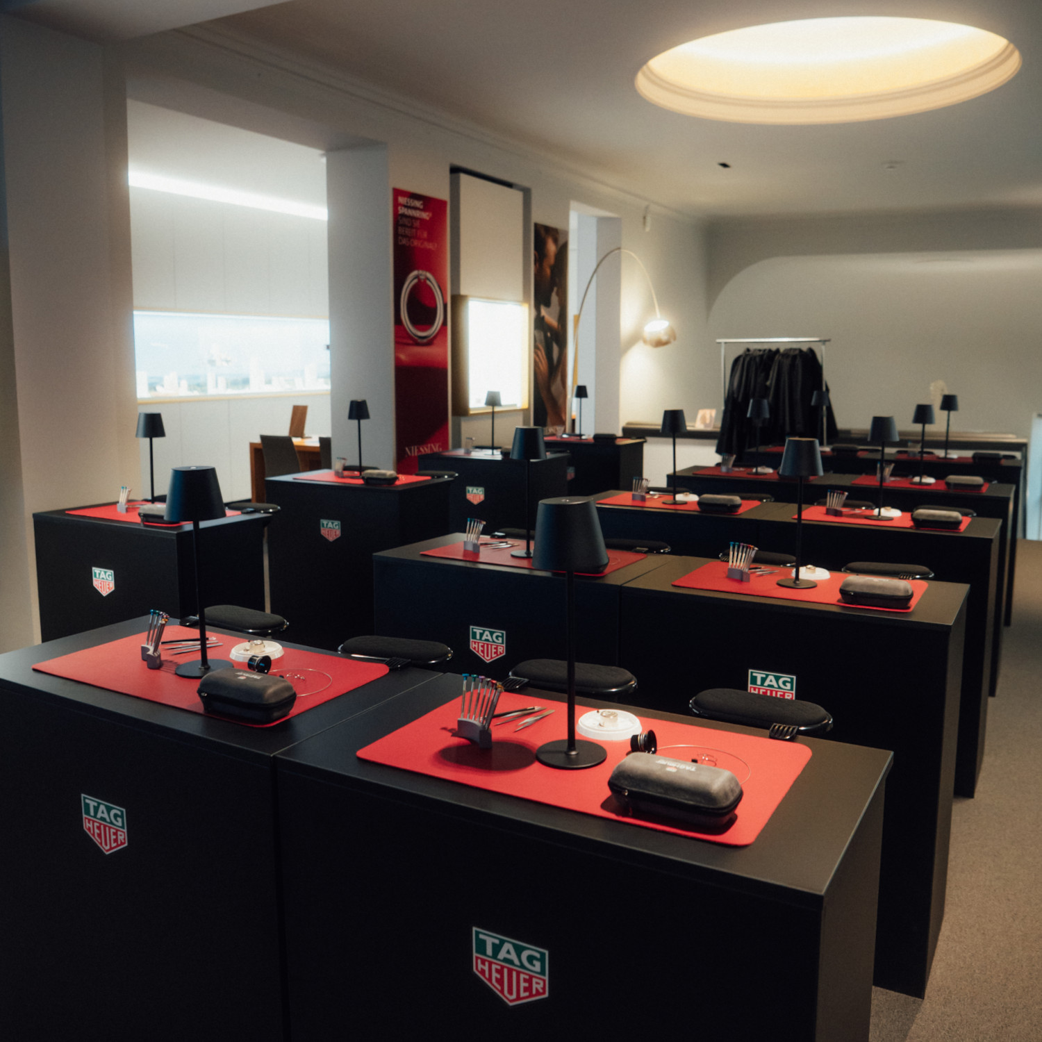 TAG Heuer Watchmaking Class | Uhrmachertische im Obergeschoss