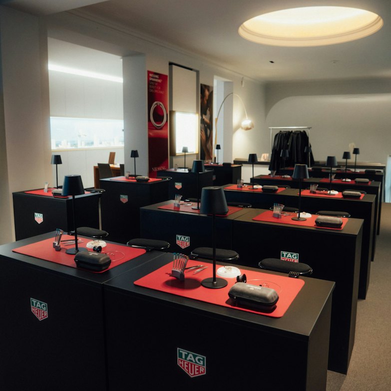 TAG Heuer Watchmaking Class | Uhrmachertische im Obergeschoss