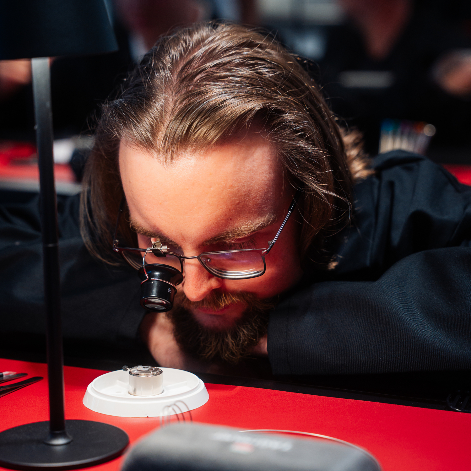TAG Heuer Watchmaking Class | Mit Uhrmacherlupe am Werk