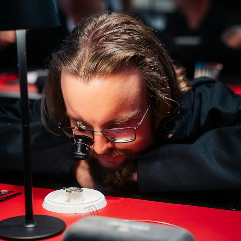 TAG Heuer Watchmaking Class | Mit Uhrmacherlupe am Werk