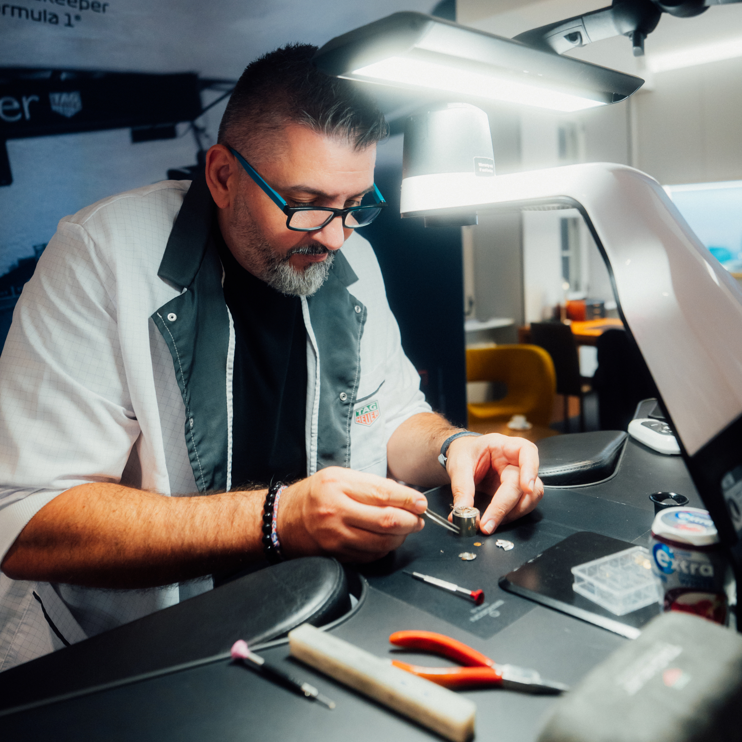TAG Heuer Watchmaking Class | Stefan Schwarzkopf bei der Arbeit