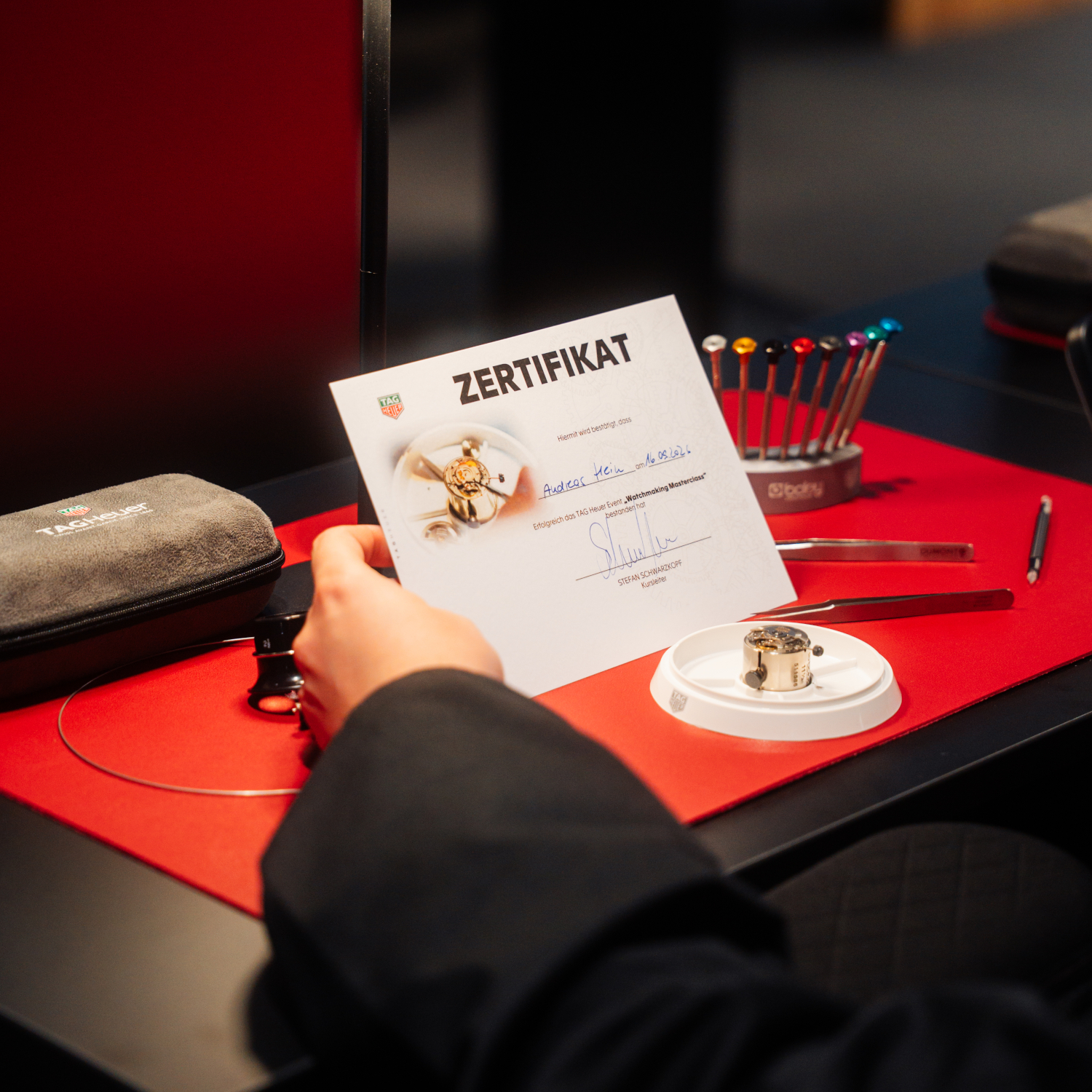TAG Heuer Watchmaking Class | Erhalt des Zertifikats
