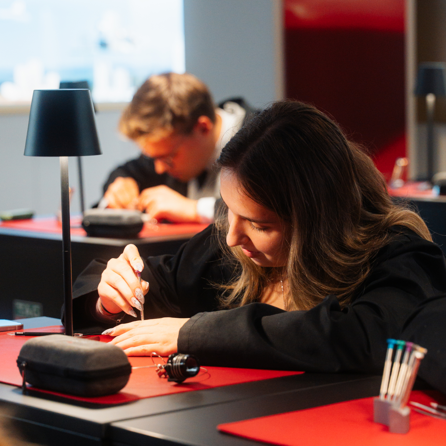 TAG Heuer Watchmaking Class | Konzentrierte Teilnehmer