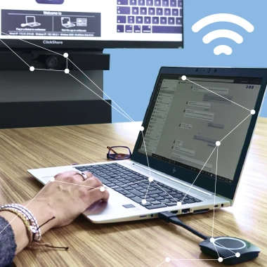 Laptop connesso allo schermo e alla soundbar di una meeting room tramite dispositivo Click Share.