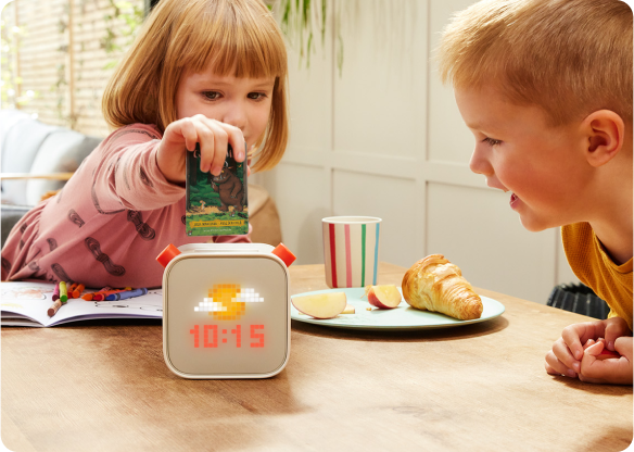 Enfant mettant la carte dans Yoto Player