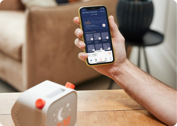 Parent contrôlant le lecteur Yoto avec l'application