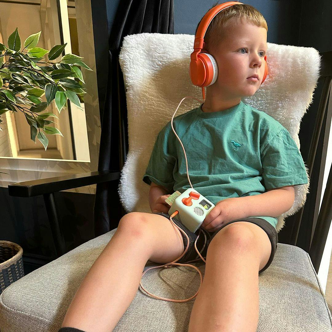 Child listening to Yoto Mini with Wired Headphones