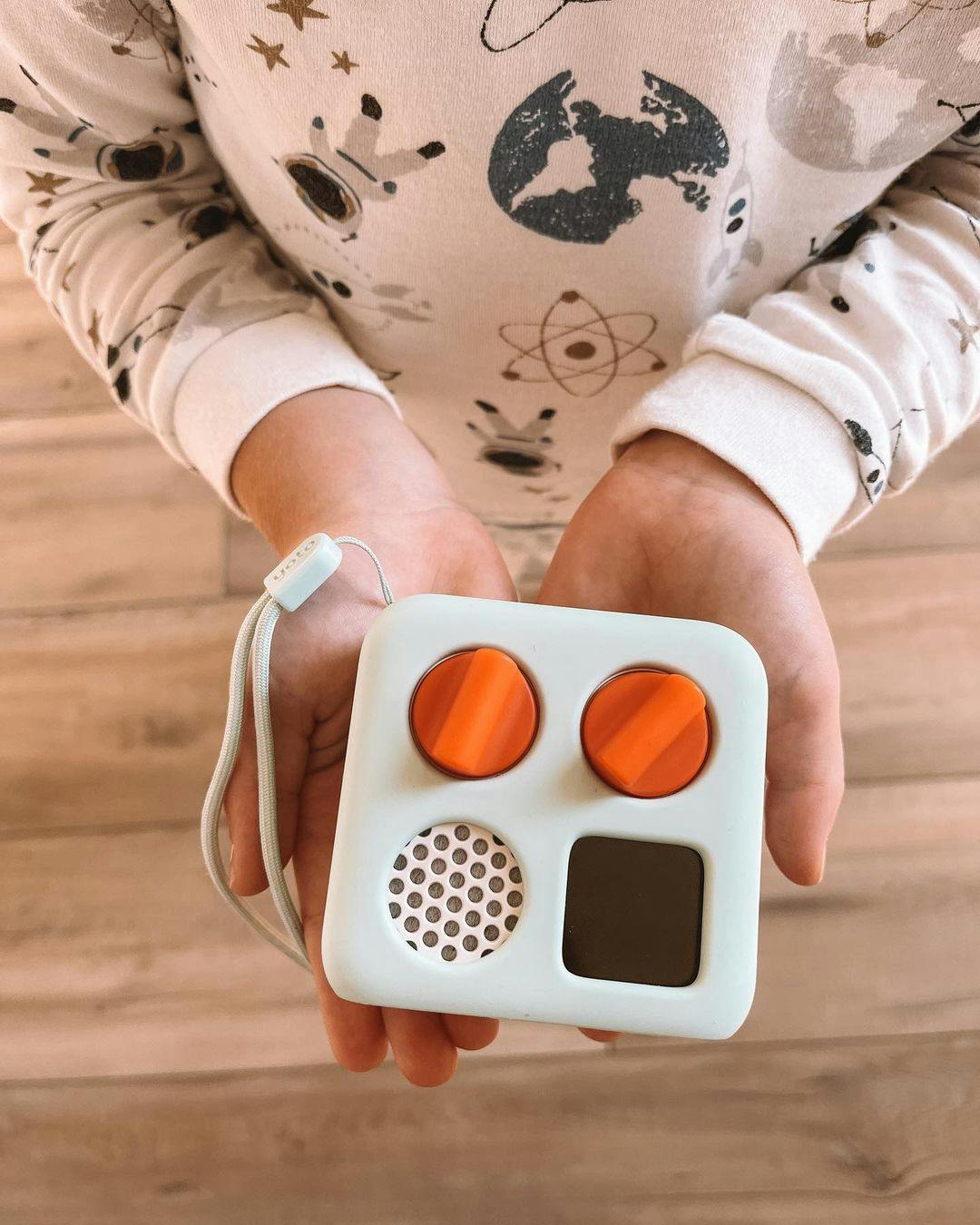 A child holding a Yoto Mini