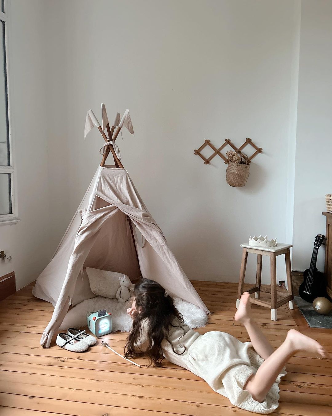 Une fille écoute son Yoto Player