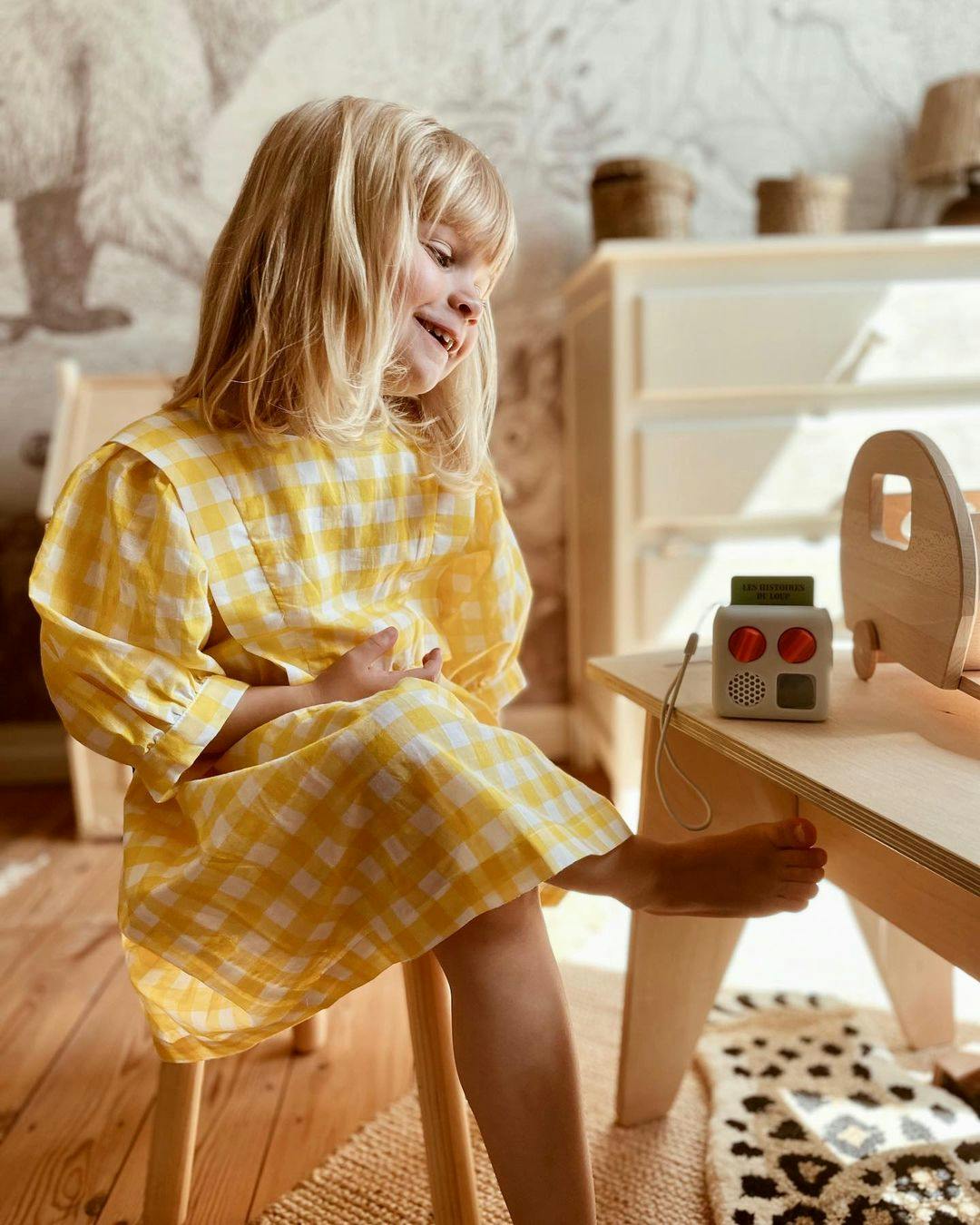 Une fille écoute son Yoto Mini