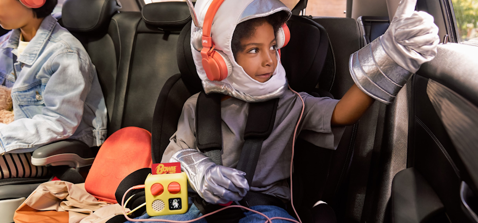 yoto mini and child in car