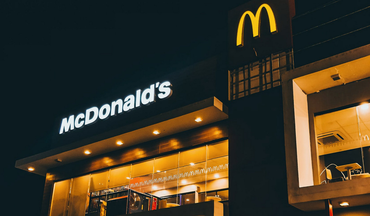 McDondald’s Restaurant by Robi Pastores