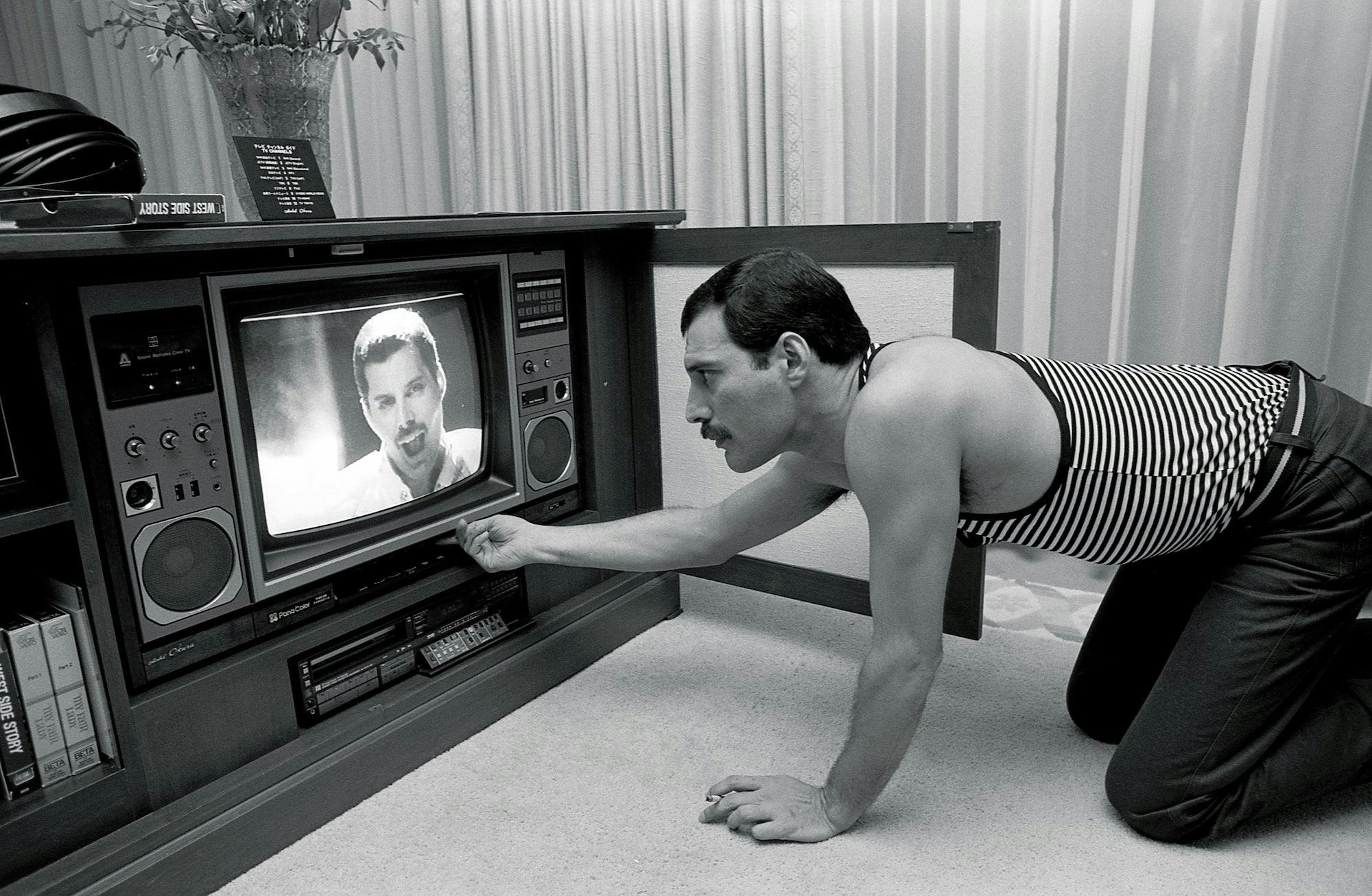 Tus fotos favoritas de los dioses del rock, o algo - Página 10 1621706519-1616098386279531-lofficiel-mexico-moda-freddie-mercury-icono-jpglarge