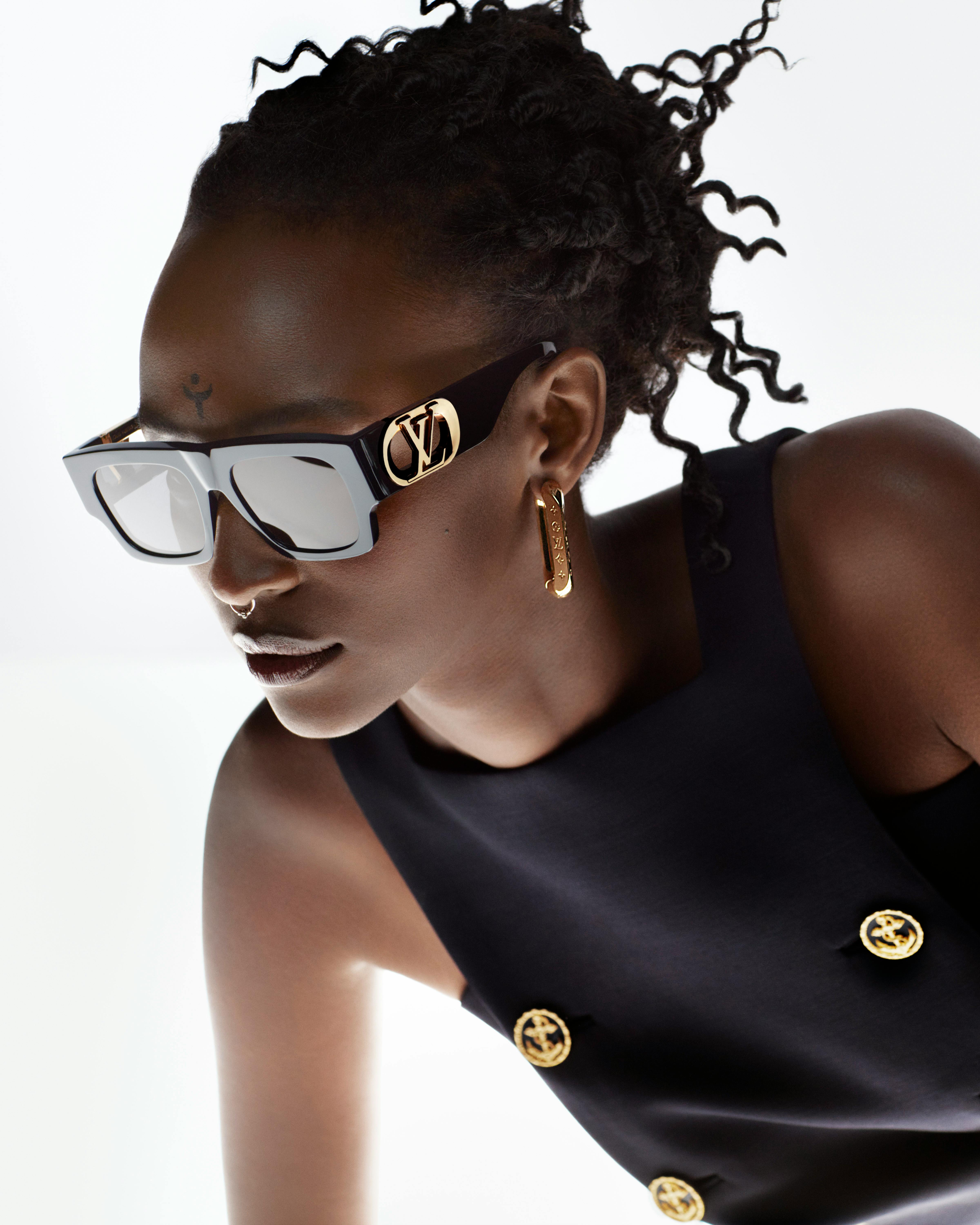 3 mujeres nos cómo llevar los lentes de Louis Vuitton