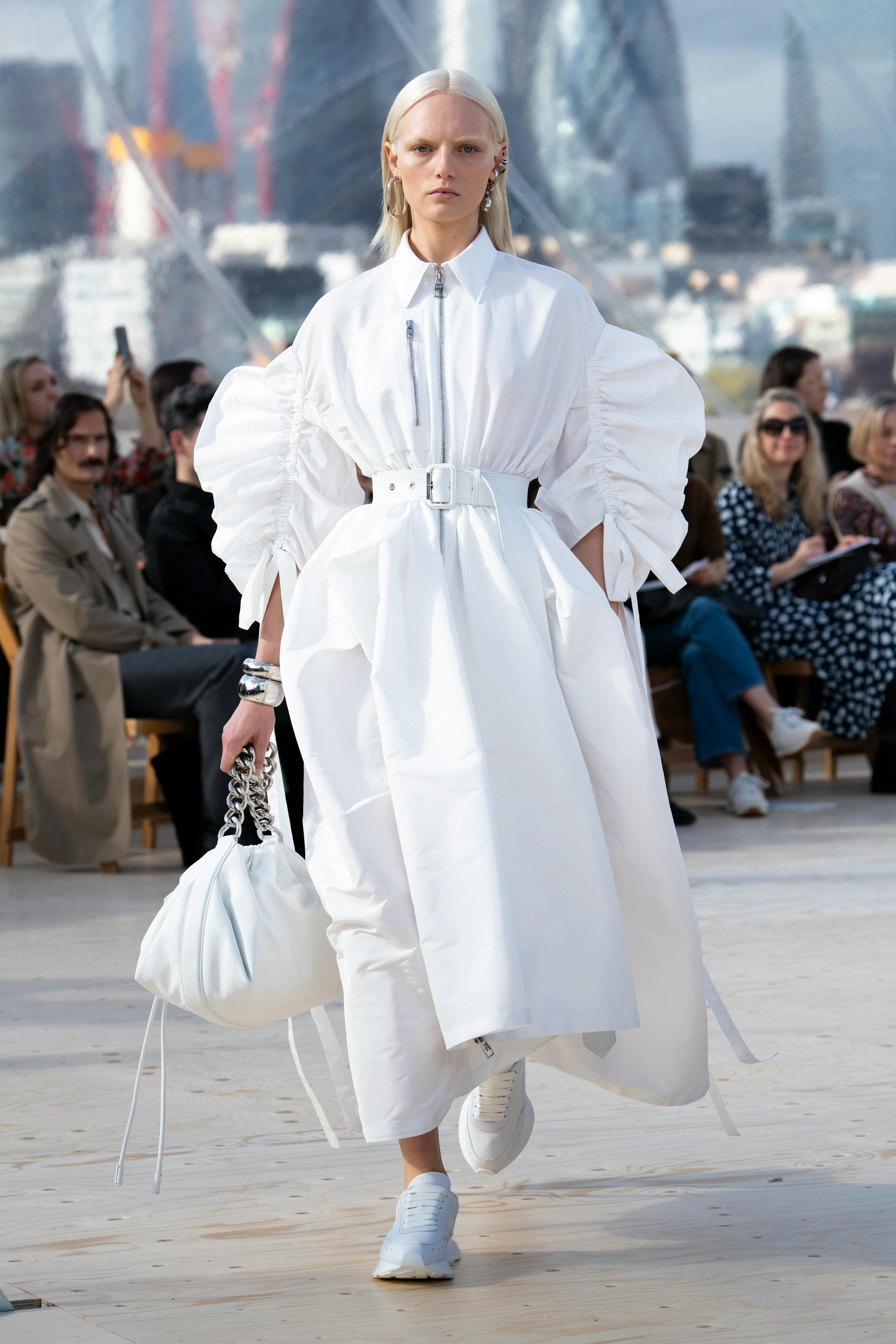 Alexander McQueen eleva su colección primavera / verano 2022 hasta el cielo Alexander McQueen eleva su colección primavera / verano 2022 hasta el cielo