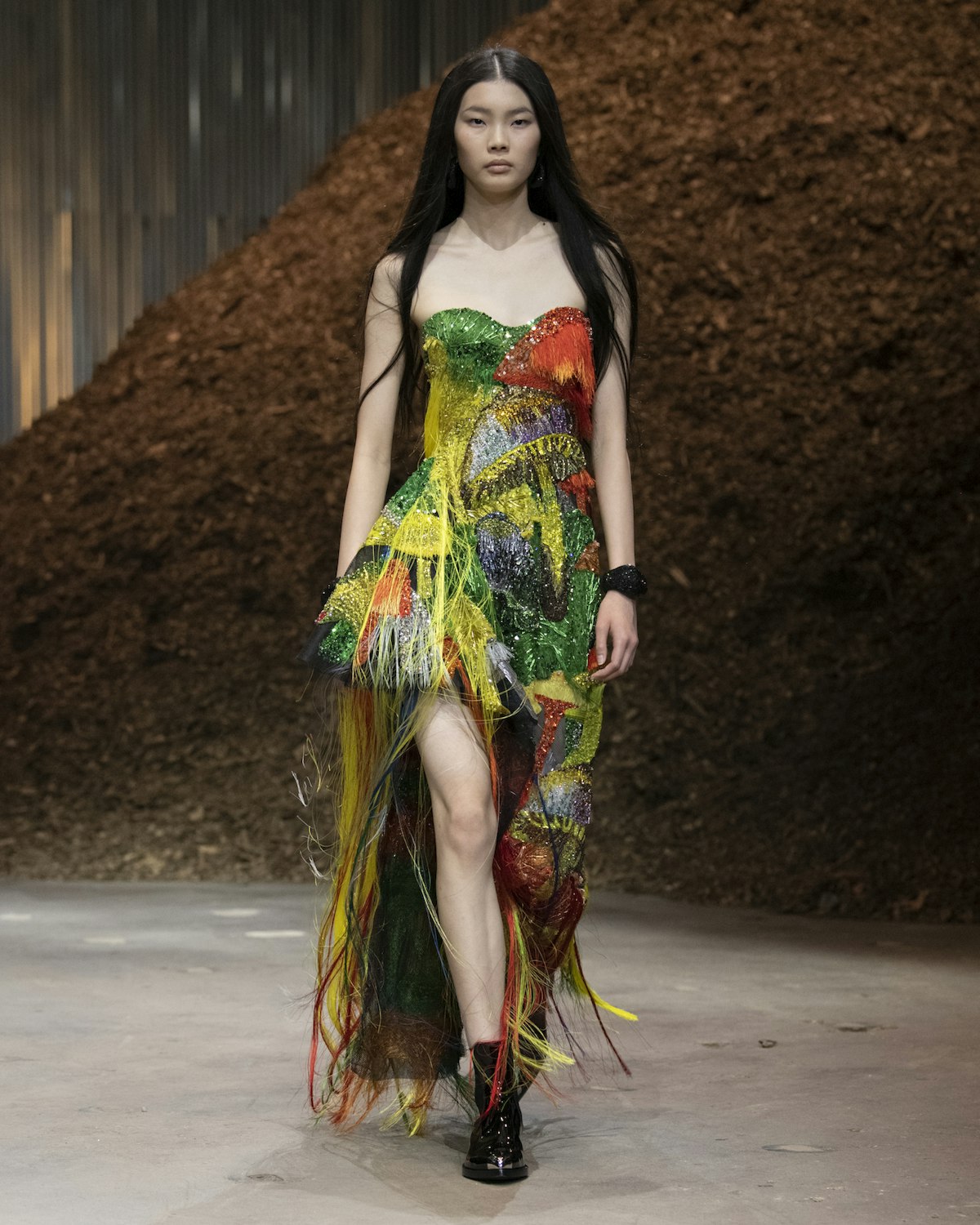 La magia de los hongos en la colección de Alexander McQueen otoño / invierno 2022 La magia de los hongos en la colección de Alexander McQueen otoño / invierno 2022