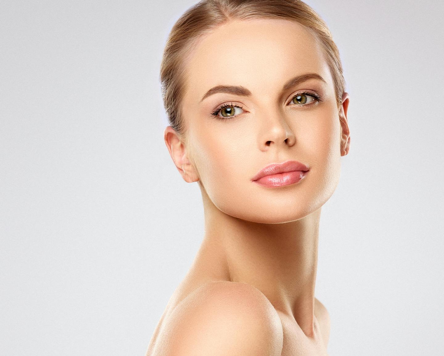 Beautiful Women Posing And Showing Her Smooth Skin.