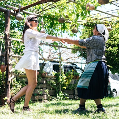 Donne che ballano la tarantella calabrese