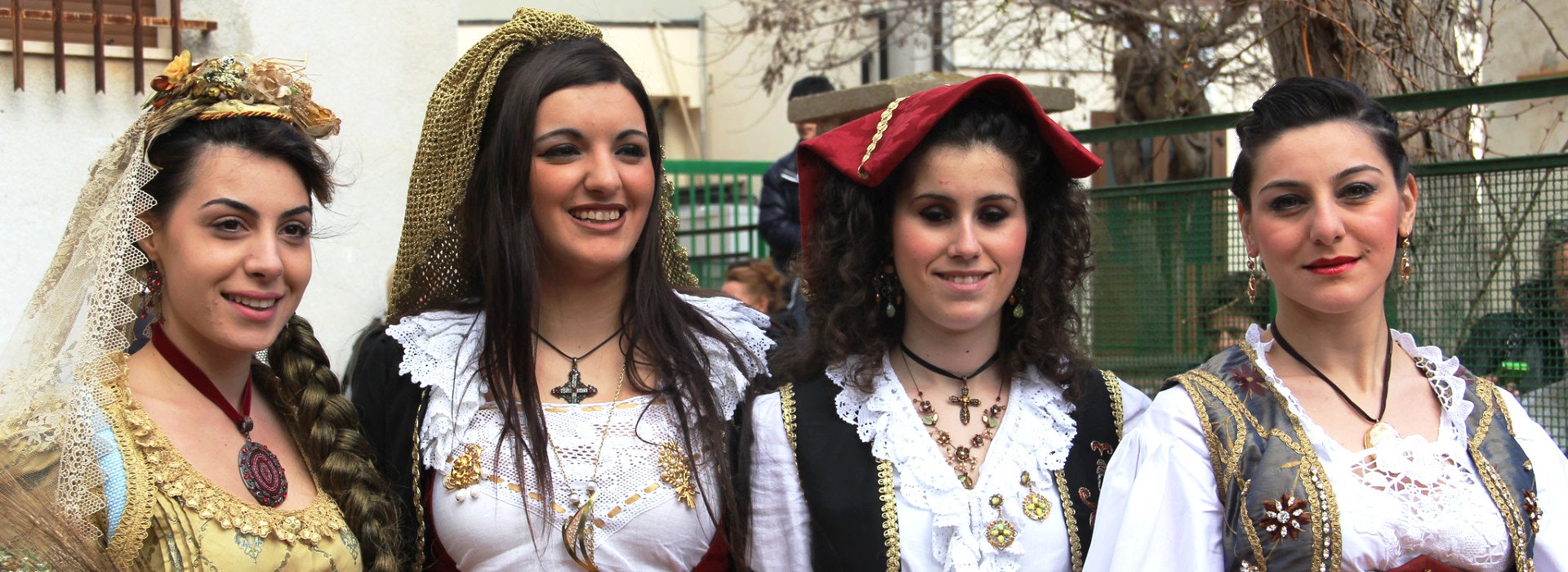 Quattro ragazze vestite con abiti di cultura arbereshe