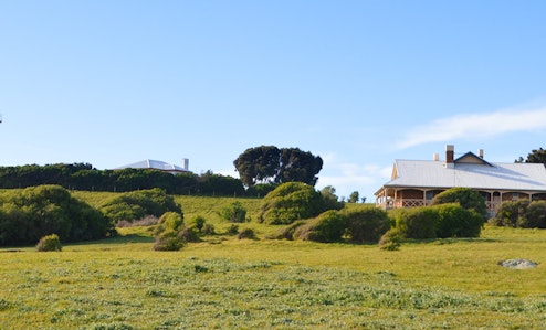 Views of the Queenslander and the Low Head lighthouse
