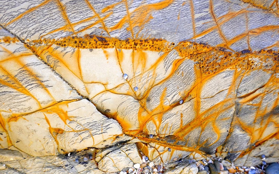 Orange colouring on rocks.