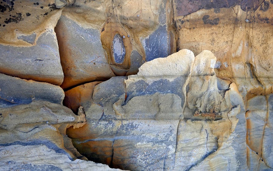 Blue colouring on rocks.