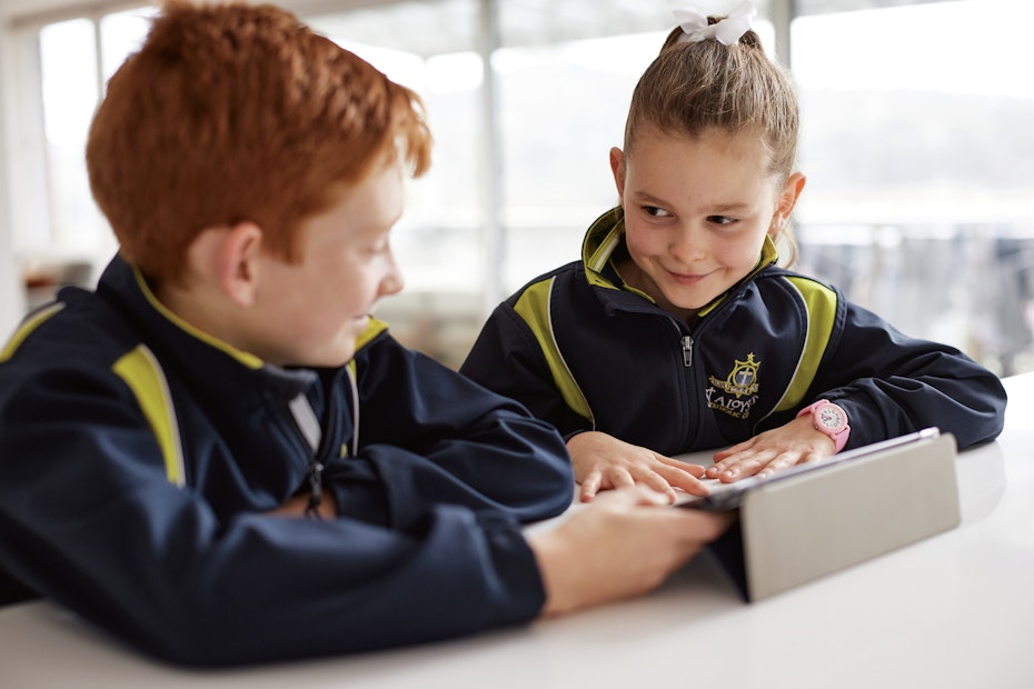 kids using ipad